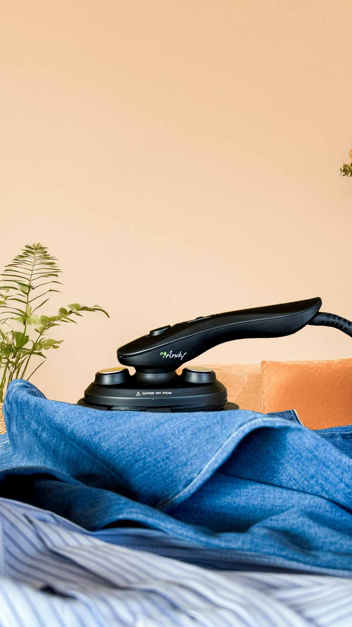 The Andy vacuum and blowing ironing board works both hands-only, without an iron, and in classic mode, using the Mimo accessory as a professional steam iron and vertical steamer.